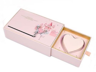 紙盒定制廠家告訴你，在制作愛心禮品包裝盒過程中，需要注意的問題